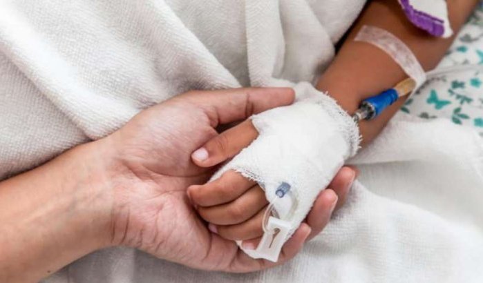 Meisje in Nador van dakterras geblazen door hevige wind