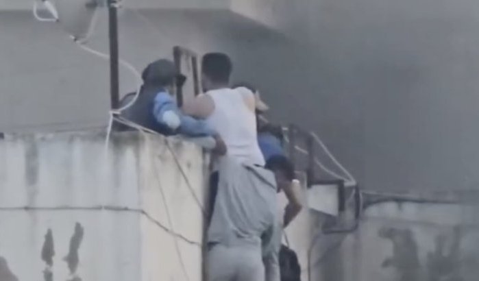 Helden redden kinderen uit brandend pand in Temara (video)