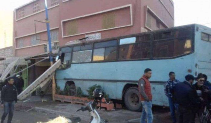 Marokko: bus rijdt café binnen