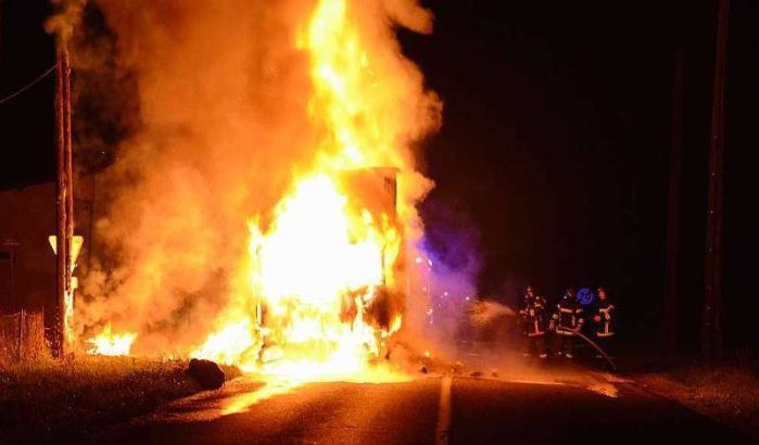 Zeven vrachtwagens vernield door grote brand in Marokko (video)