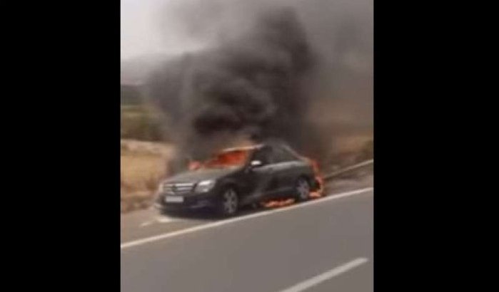Indrukwekkende autobrand bij Berkane (video)