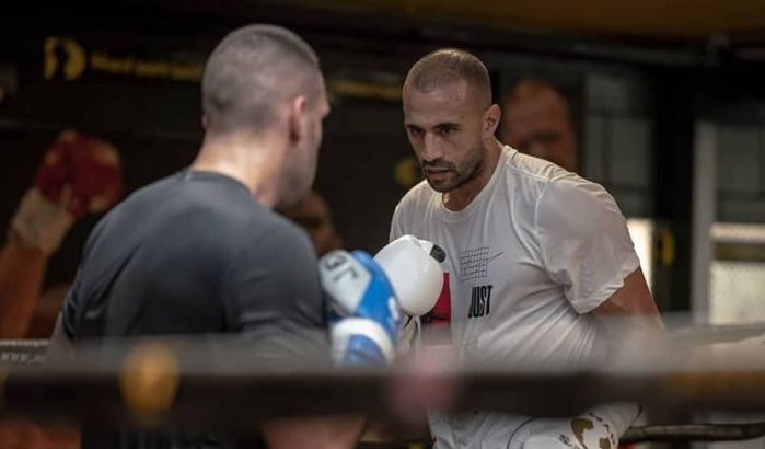 Badr Hari bereidt zich op gevecht tegen Benjamin Adegbuyi (video)