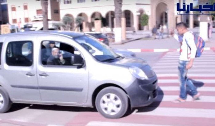 Jonge Marokkaan dwingt auto van zebrapad te gaan (video)