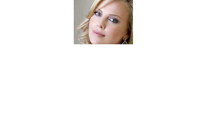 Charlize Theron valt van kameel in Marokko 
