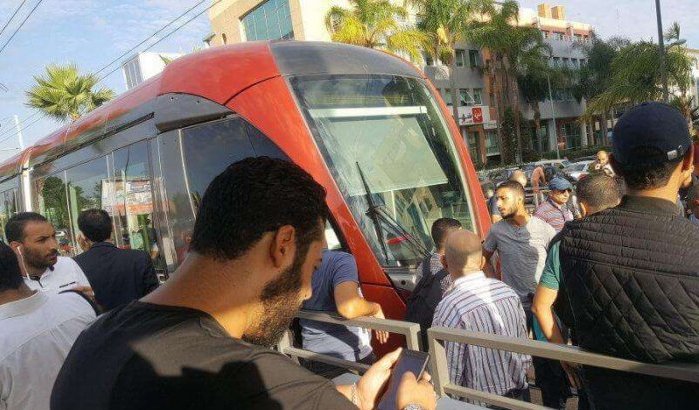 Woedende passagiers blokkeren doorgang tram in Casablanca (foto's)