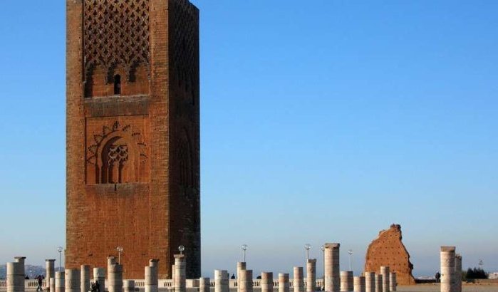 Feministen Femen kussen topless bij Hassan moskee in Rabat