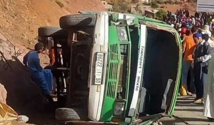Bus met bruiloftsgasten rijdt van de weg in Marokko