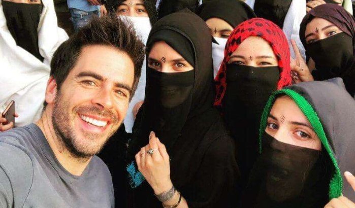 Eli Roth met groepje "hayek challenge" vrouwen op de foto in Marrakech