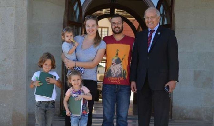Moulay Ismail bezoekt universiteit waar hij afstudeerde