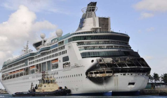 Brandend cruiseschip maakt noodstop in Casablanca