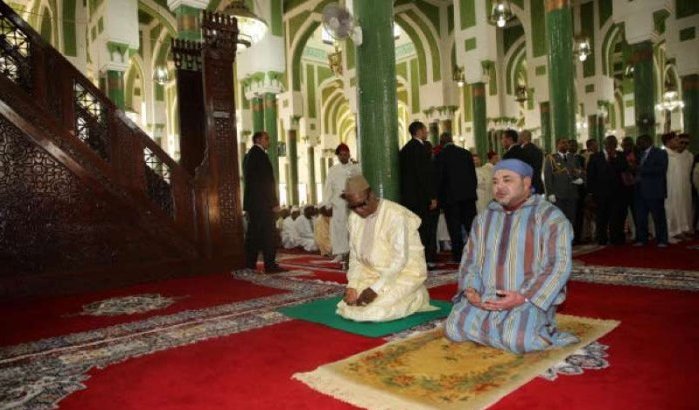Koning Mohammed VI geeft Korans weg en renoveert moskee in Guinee