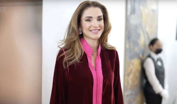 Koning Rania van Jordanië straalt in Marokkaanse kaftan (video)