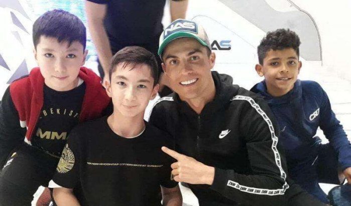Cristiano Ronaldo maakt droom gehandicapt moslimkind waar (video)