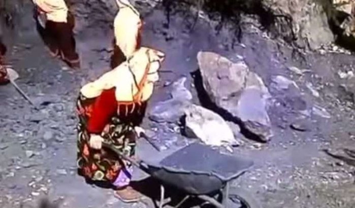 Vrouwen bouwen zelf weg naar dorpje in Marokko (video)