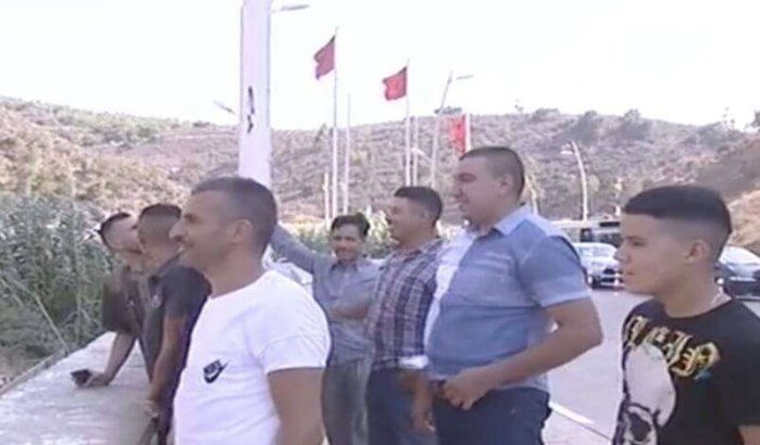 Eid ul-Adha: Marokkaanse en Algerijnse families begroeten elkaar bij gesloten grens (video)
