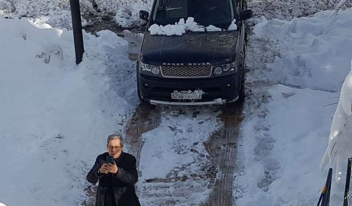 Marokkanen drijven spot met ex-minister om selfie met Range Rover (foto's)