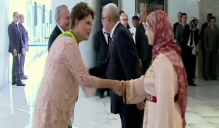 Vrouw Marokkaanse Premier schittert met roze kaftan in Brazilië