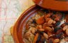 Kiptajine met abrikozen gevuld met amandelspijs 