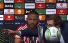 Ayoub El Kaabi niet blij met bierflesje tijdens UEFA-persconferentie (video)