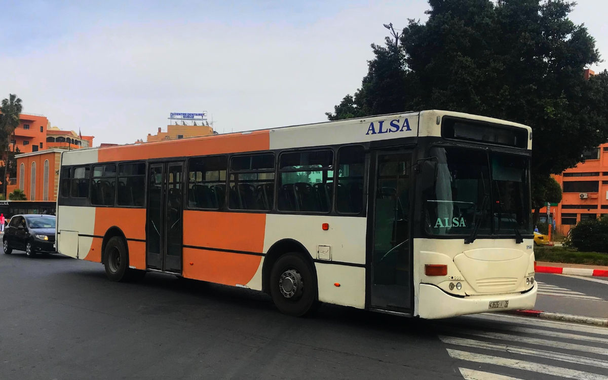 Marokkaanse bevalt van tweeling in bus met hulp medepassagiers 