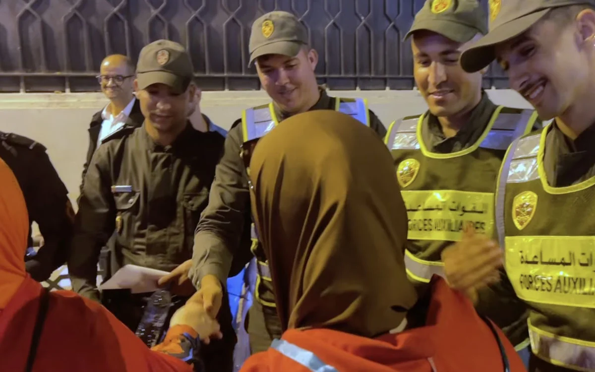 Inwoners Tanger bedanken politie met bloemen en geschenken