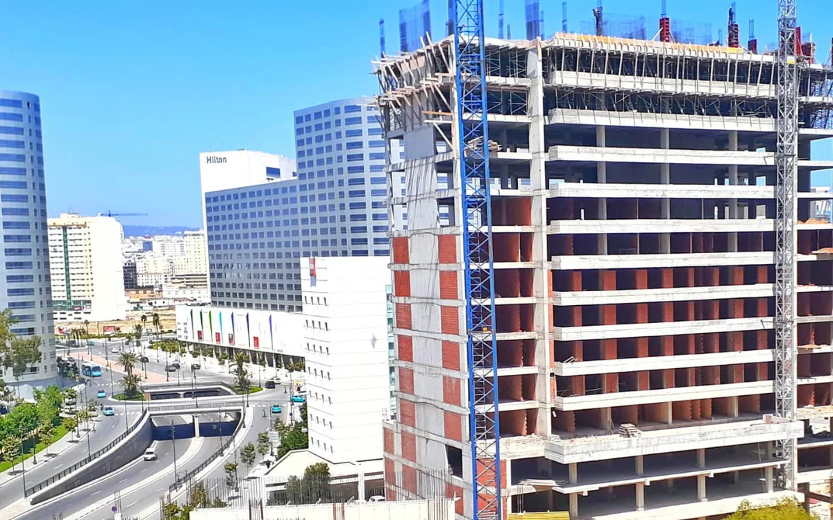 Chaos in Tanger: ongecontroleerde bouw torenhoge panden, vallende bouwmaterialen...