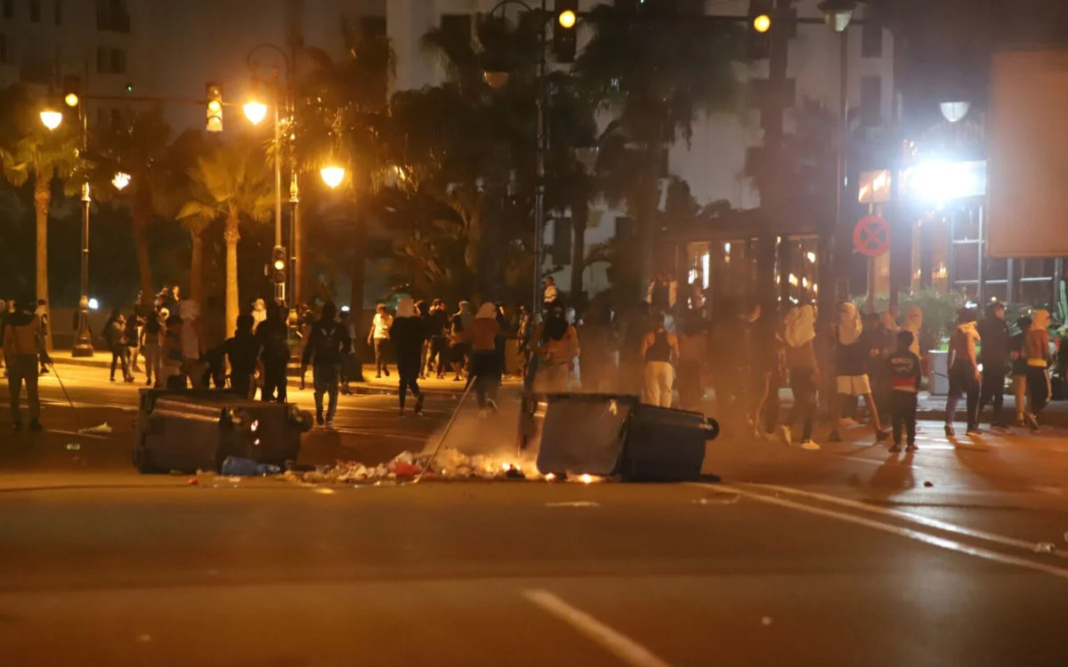 Politie jaagt op relschoppers na vernieling McDonald's Tanger