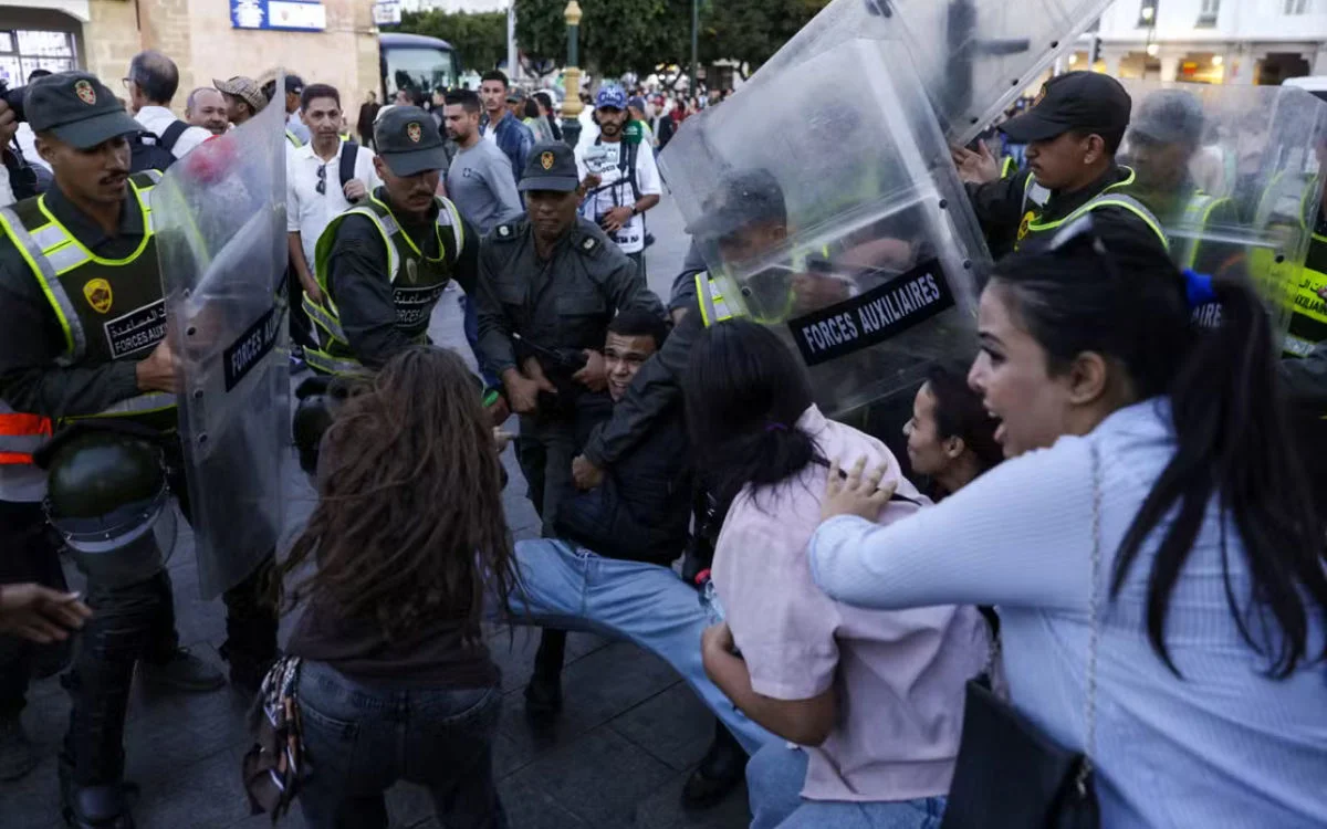 GenZ212 trotseert politie: Marokkaanse jeugd eist "ziekenhuizen, geen stadions" 
