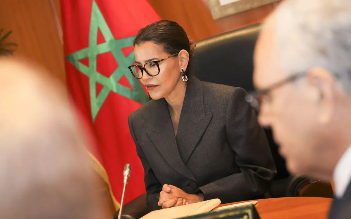 Prinses Lalla Meryem helpt verminkte Imane uit Taza