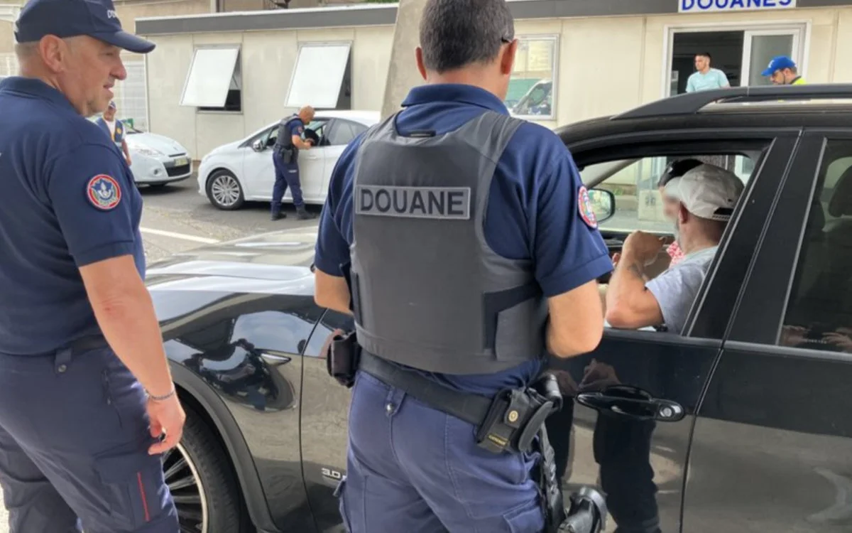 Man op weg naar Marokko aangehouden met gestolen luxewagen