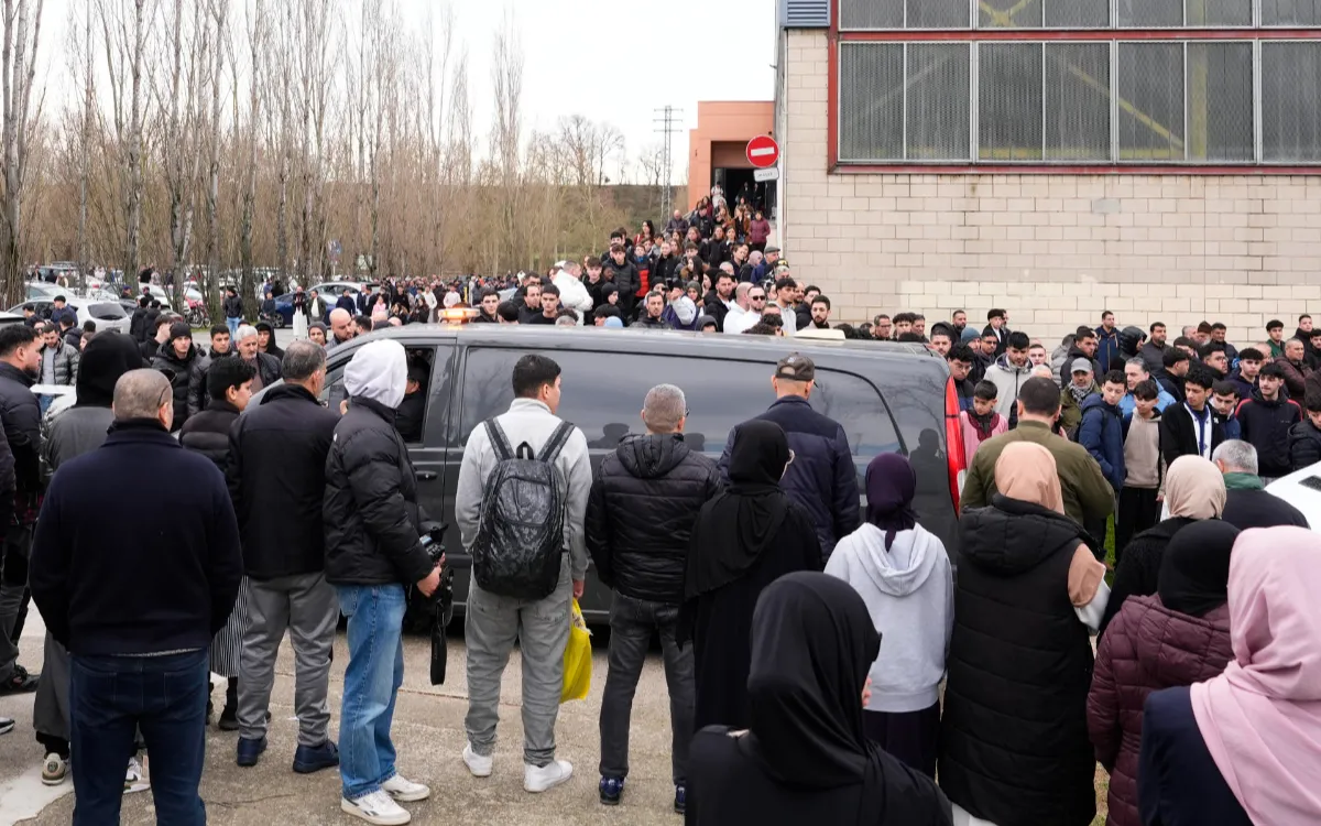 Honderden samen voor Marokkaanse tieners na branddrama in Spanje