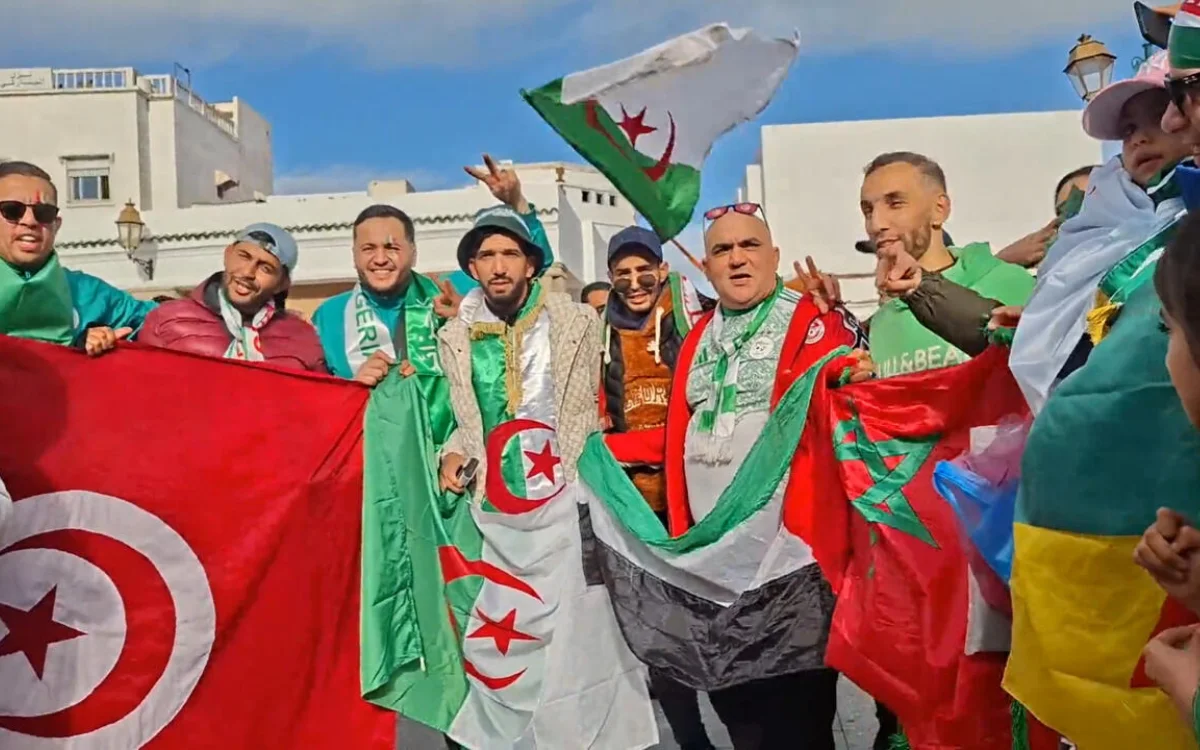 Tieners voor de rechter na diefstal Afrika Cup vlag in Marokko 