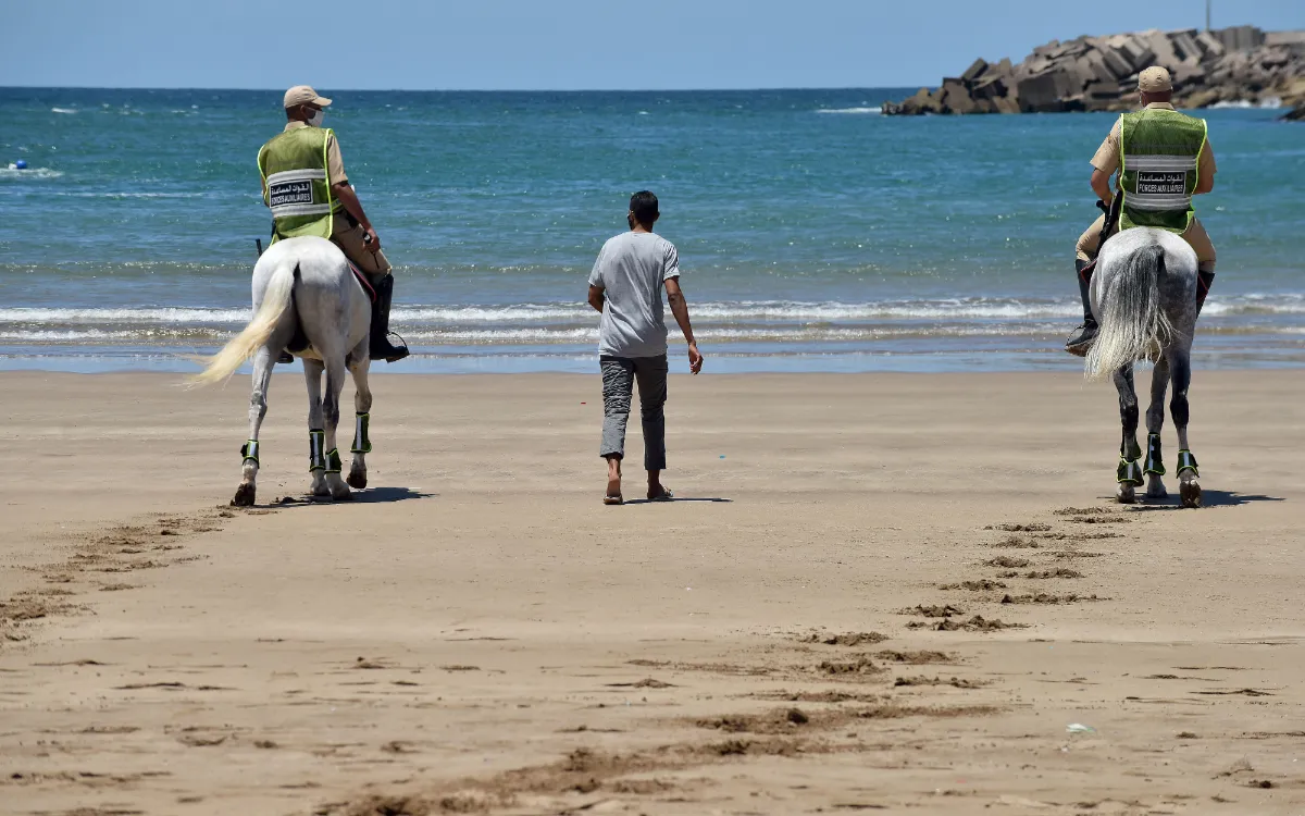Brute mishandeling op strand Nador, agent hulptroepen in kritieke toestand