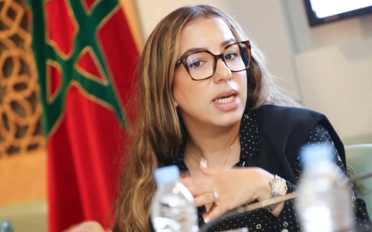 Politica op de grond: Najwa Koukouss reageert op viraal beeld 