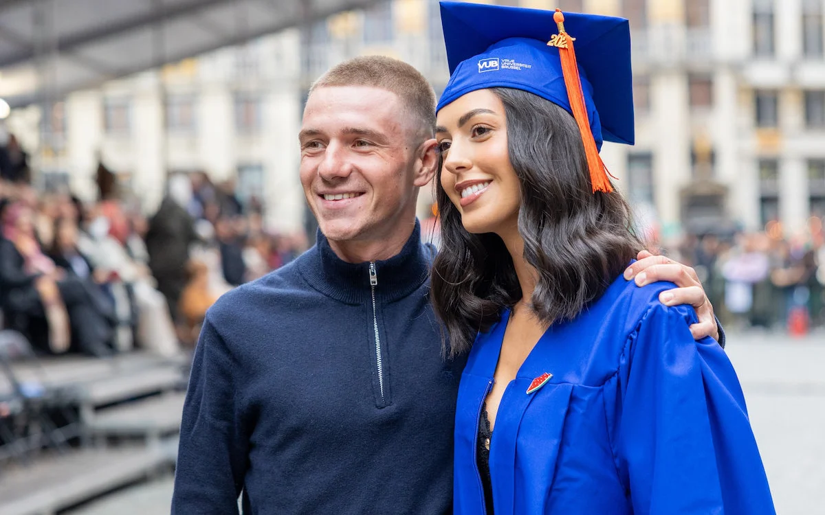 Vrouw Remco Evenepoel Oumi Rayane steelt show in Brussel