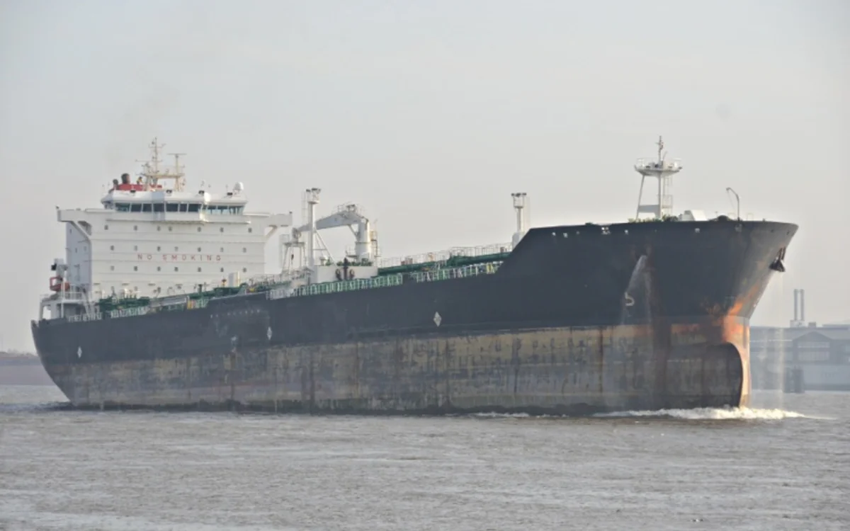 Russische tanker stuurloos voor kust Tanger, Marokko grijpt in