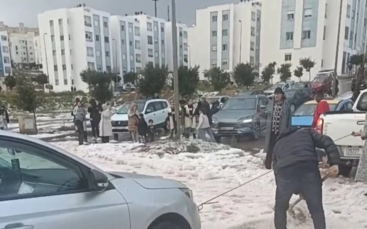 Al Hoceima kleurt wit na zeldzaam weerfenomeen 