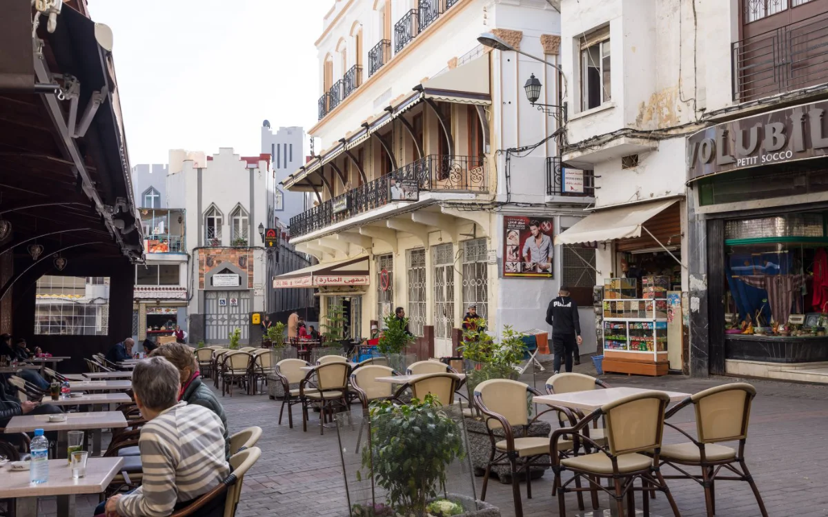 Tanger dwingt cafés openbare ruimte terug te geven voor wegproject