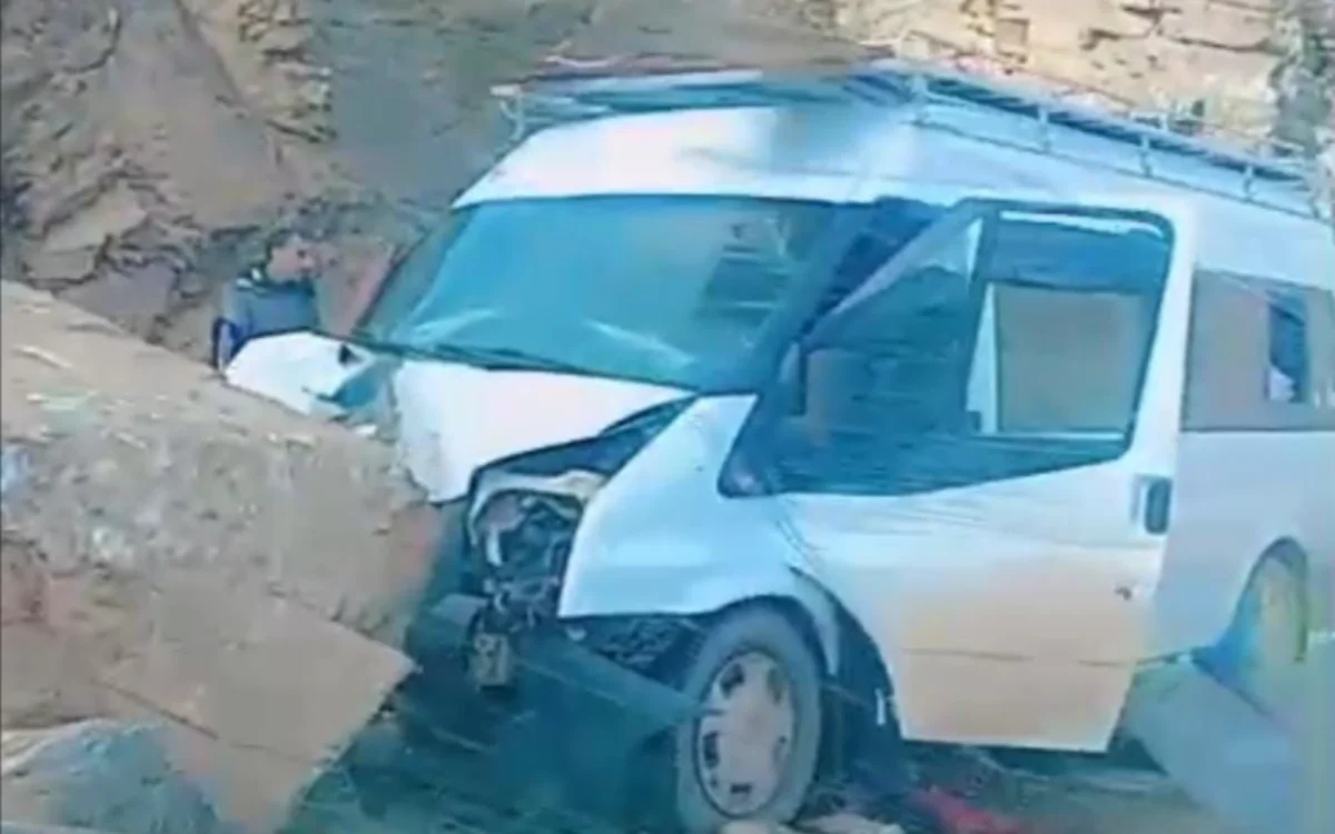 Rotsblok valt op voertuig in Tichka-pas 