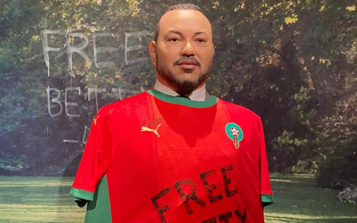 Feministen voeren protestactie bij beeld Koning Mohammed VI in Parijs