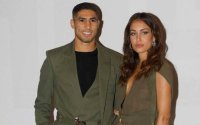 Vrouw Achraf Hakimi toont babybump op Paris Fashion Week
