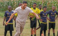 Achraf Hakimi bezoekt kinderen in Tanzania (foto's)