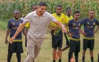 Achraf Hakimi bezoekt kinderen in Tanzania (foto's)