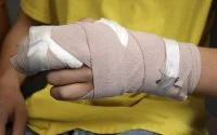 Gemeenteraadslid Fez bijt in vinger ambtenaar