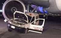 Foto's: botsing tussen auto Royal Air Maroc en vliegtuig