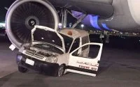 Foto's: botsing tussen auto Royal Air Maroc en vliegtuig
