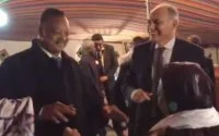 Predikant Jesse Jackson en minister Mezouar feesten samen in Dakhla
