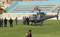 Marokkaanse verantwoordelijke land met helikopter middenin voetbalwedstrijd