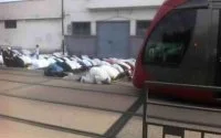 Ongewoon: biddende mensen blokkeren tram in Casablanca