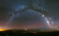 Wondermooie foto Melkweg vanop Toubkal berg in Marokko